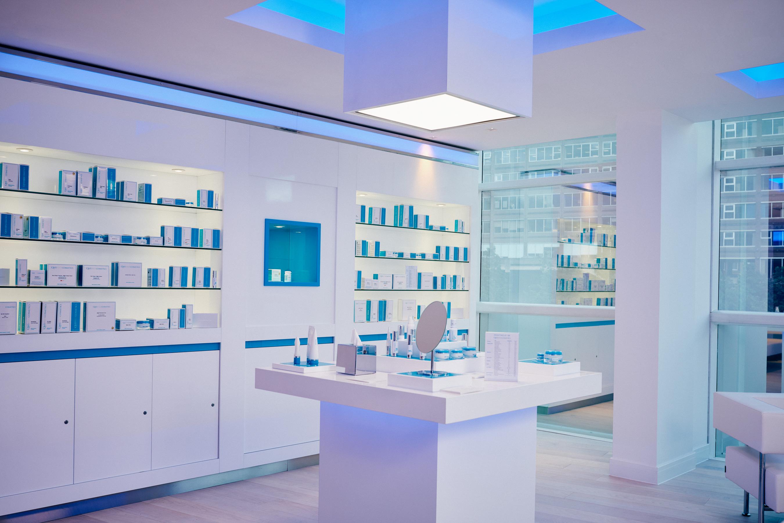The Lowry Hotel Manchester Esterno foto The interior of a La Prairie boutique