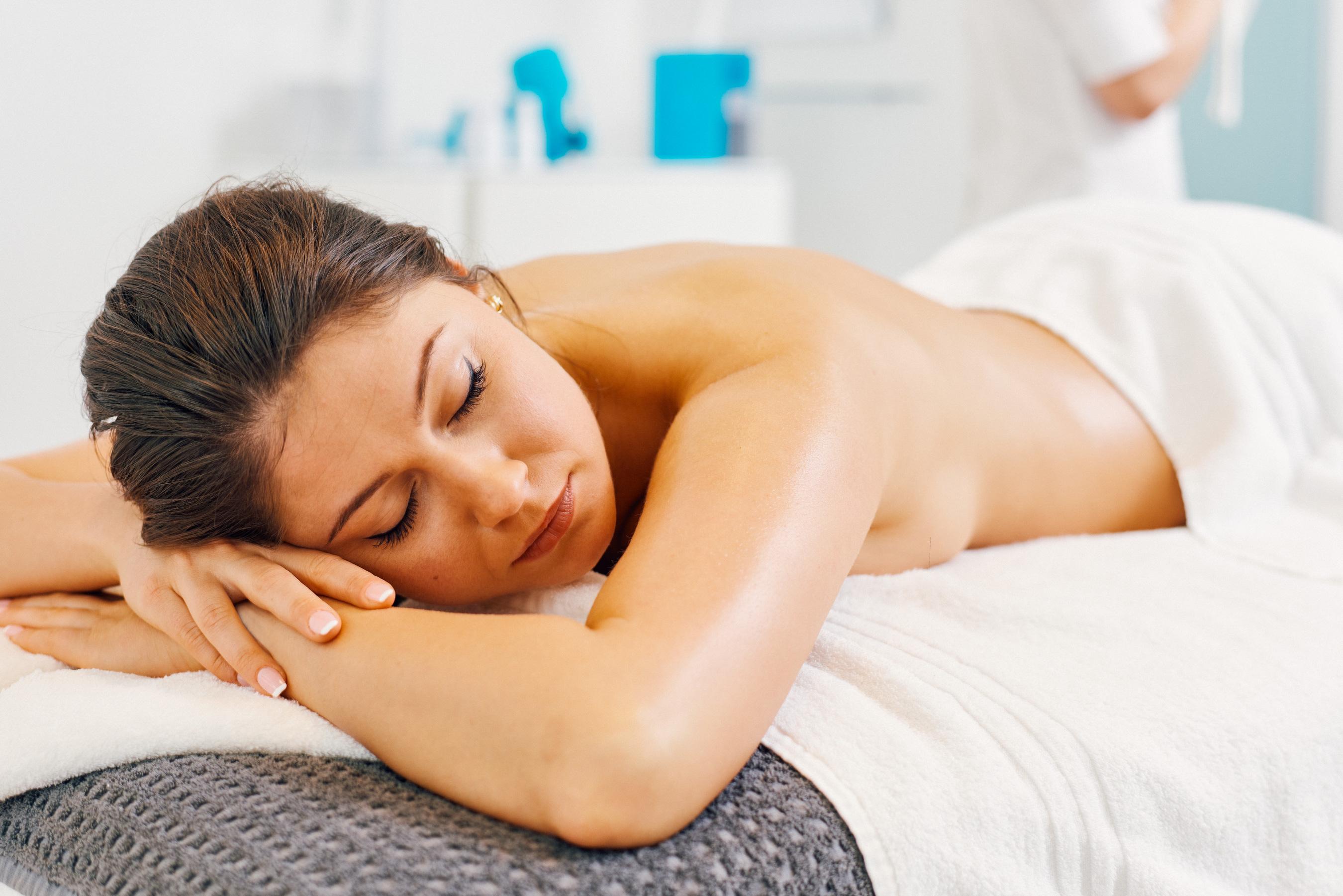 The Lowry Hotel Manchester Esterno foto A woman receiving a massage