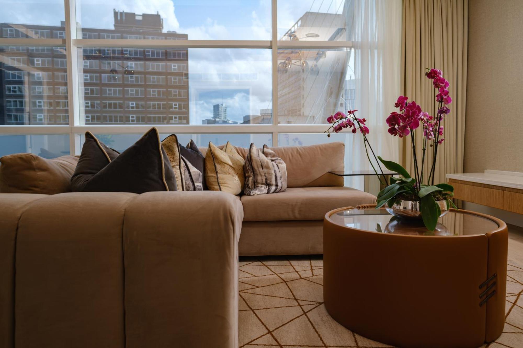 The Lowry Hotel Manchester Esterno foto A living room in a luxury apartment