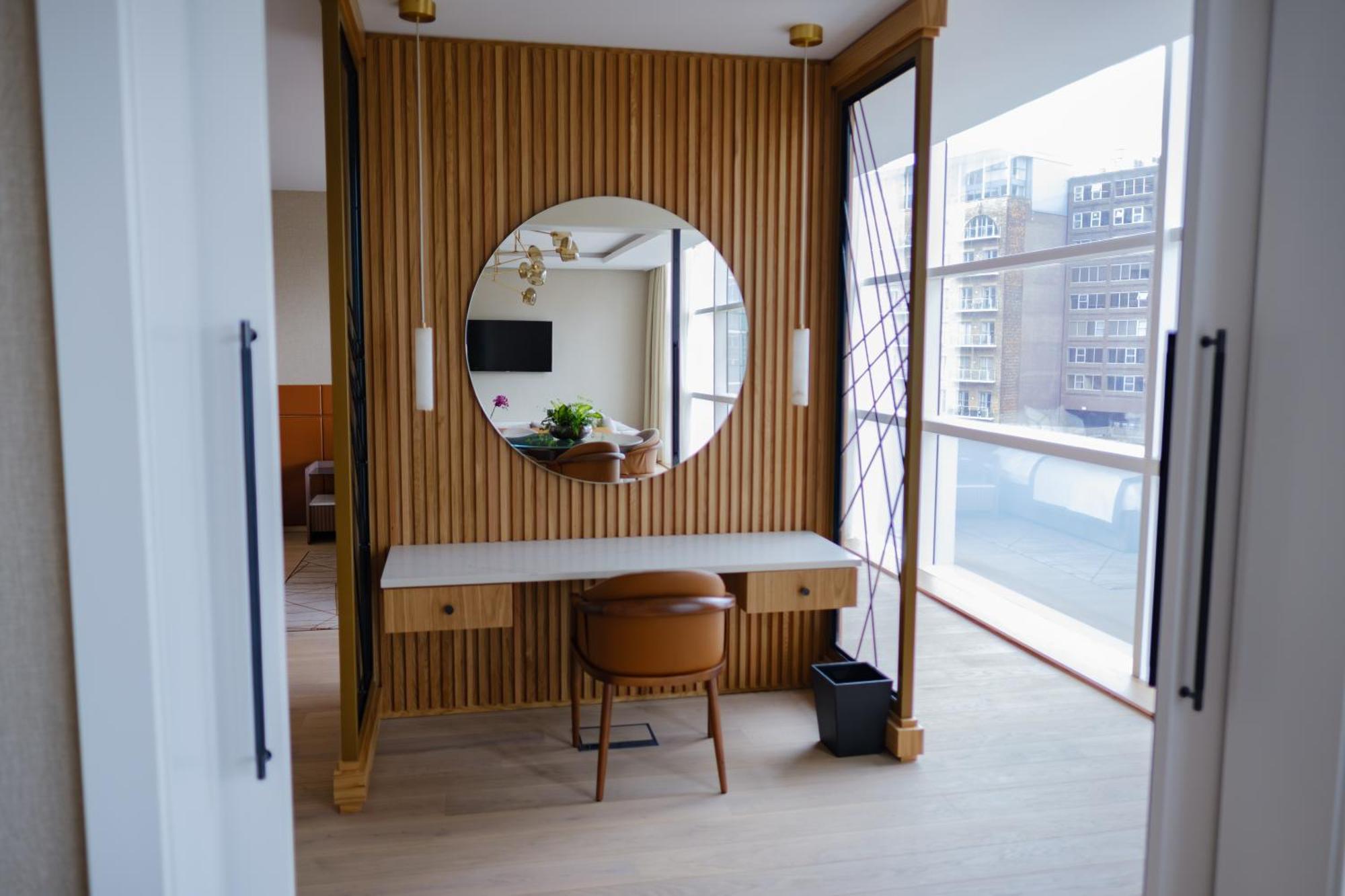The Lowry Hotel Manchester Esterno foto A dressing table in a hotel room