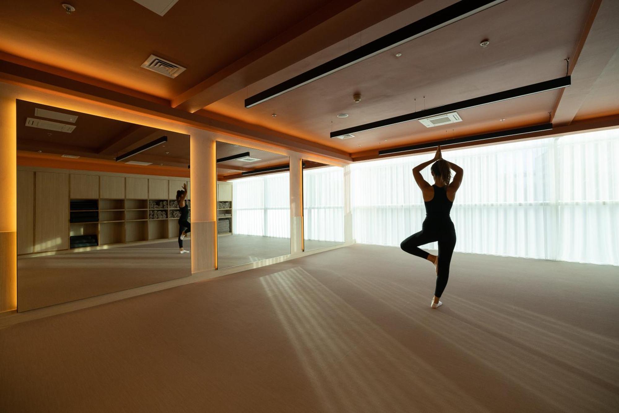 The Lowry Hotel Manchester Esterno foto A woman practices yoga at the Four Seasons Hotel in Tokyo, Japan.
