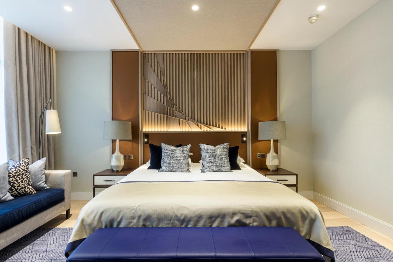 The Lowry Hotel Manchester Esterno foto A bedroom at The Ivy Collection